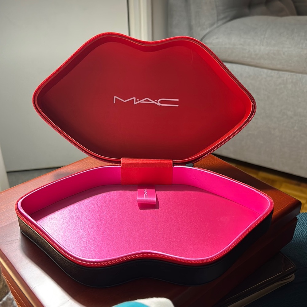 MAC lip clutch